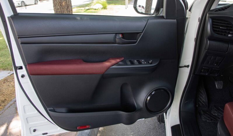 
								2025 Toyota Hilux D/C 4WD DSL DLX-G A/T full									