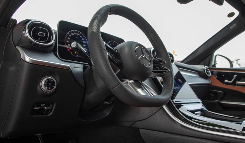 
								2025 Mercedes-Benz C200 full									