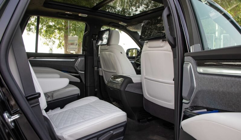 
								Cadillac Escalade V-SERIES full									