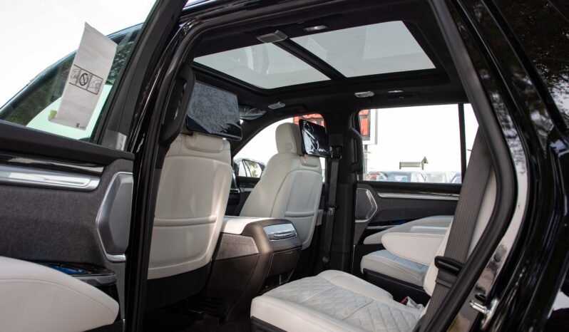 
								Cadillac Escalade V-SERIES full									