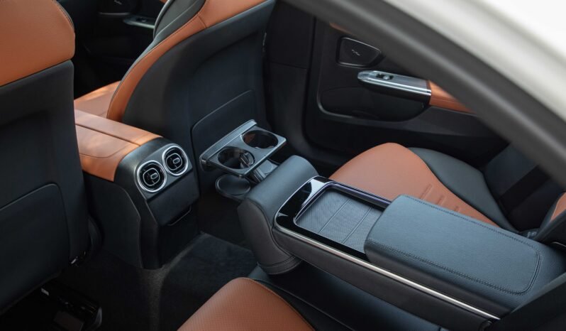 
								2025 Mercedes-Benz C200 full									