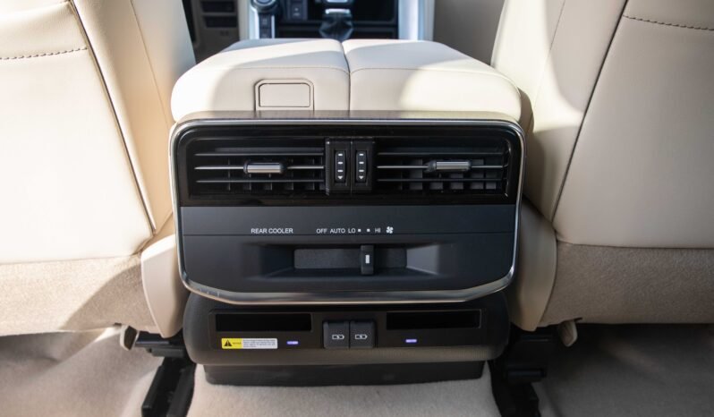 
								2025 Toyota Land Cruiser LC300 3.3 TT DSL GXR LIMITED full									