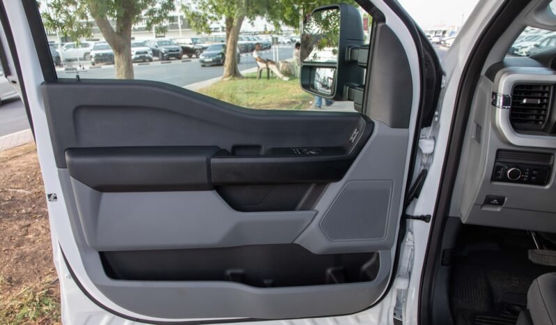 
								2025 Ford F550 XL Regular Chassis Cab full									