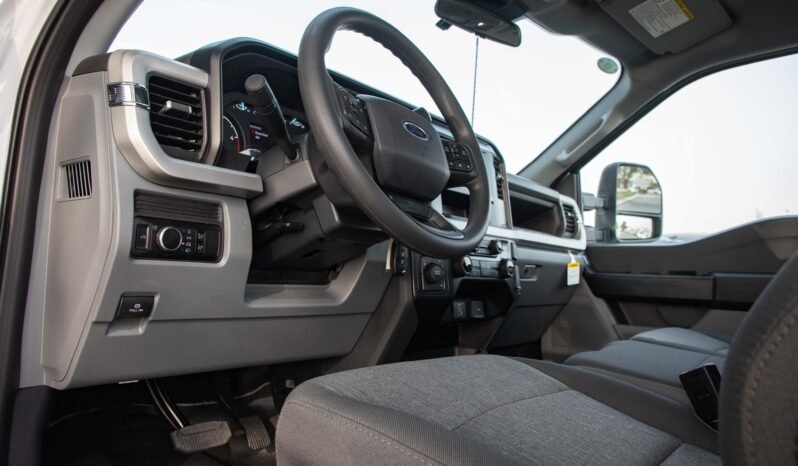 
								2025 Ford F550 XL Regular Chassis Cab full									