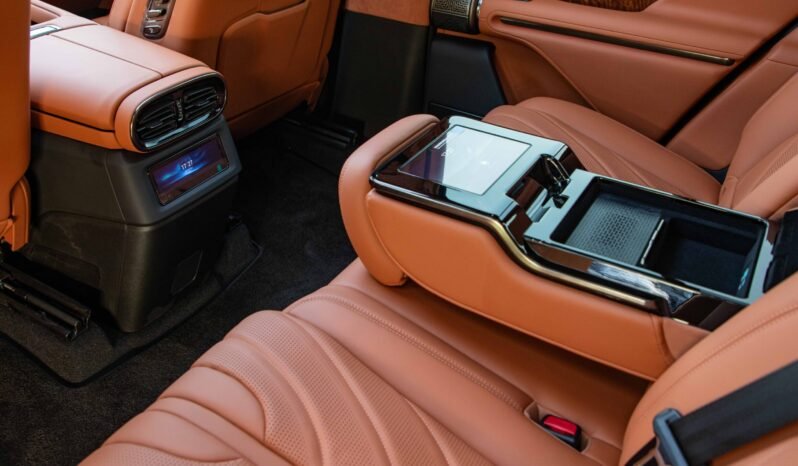 
								2025 Yangwang U8 Premium Edition 22″ Sport Wheels12.8″ Rear Screen full									