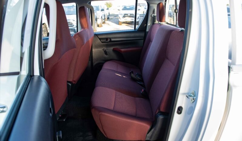 
								2026 Toyota Hilux D/C 4WD Diesel DLX-E M/T full									