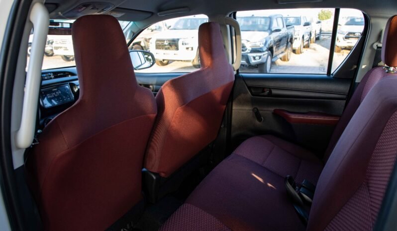 
								2026 Toyota Hilux D/C 4WD Diesel DLX-E M/T full									