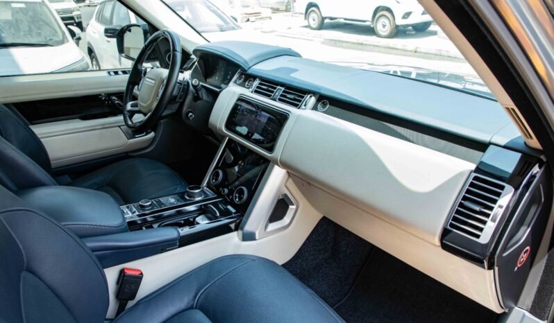 
								2018 Land Rover Range Rover VOGUE full									